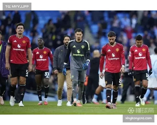 三中卫体系在本赛季英超呈现复兴态势 曼联水晶宫均以3-4-2-1阵型构建攻防平衡